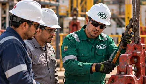 Supervisor en el piso de perforación durante una conexión